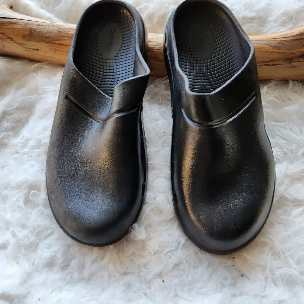 Oofos black clogs